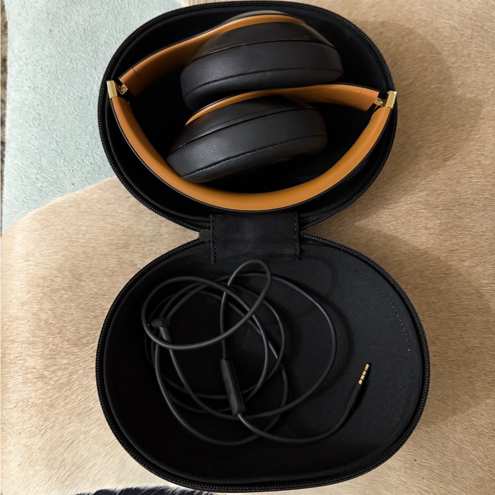 Beats Studio 3 Over-ear headphones-  Black and Tan